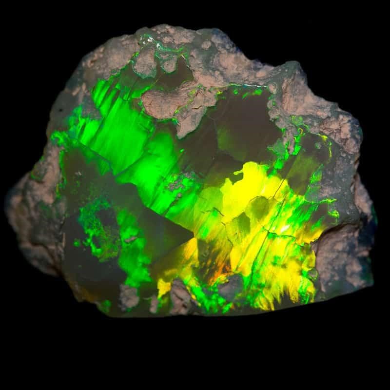 Renk Oyunları Gösteren Bir Opal